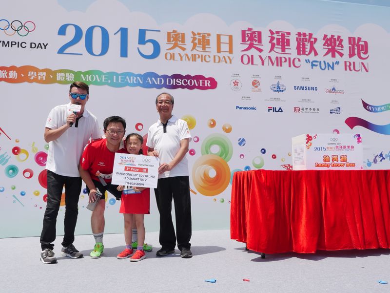 信興集團市務統籌處總經理莫惠明先生主持幸運大抽獎，頭獎幸運兒獲贈Panasonic 60吋3D全高清LED智能電視，總值港幣$24,900。